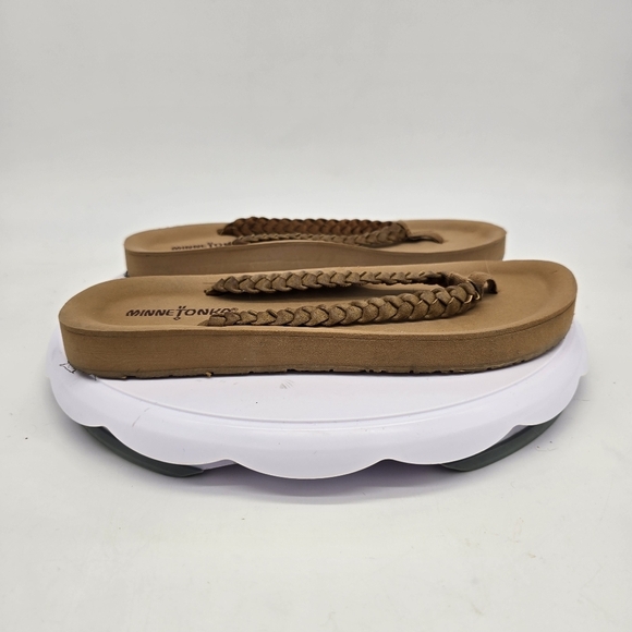 Minnetonka Shoes Women's 7 Hallie Flip Flop Sandal 75001 Tan - Picture 8 of 8